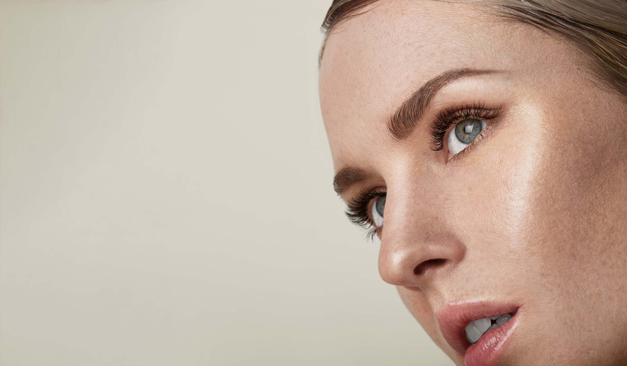 wenkbrauwen-en-dermaplaning